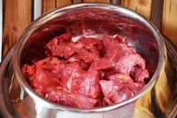 Frischfleisch vom Pferd in fettarmen Stücken Frischfleisch vom Pferd in fettarmen Stücken